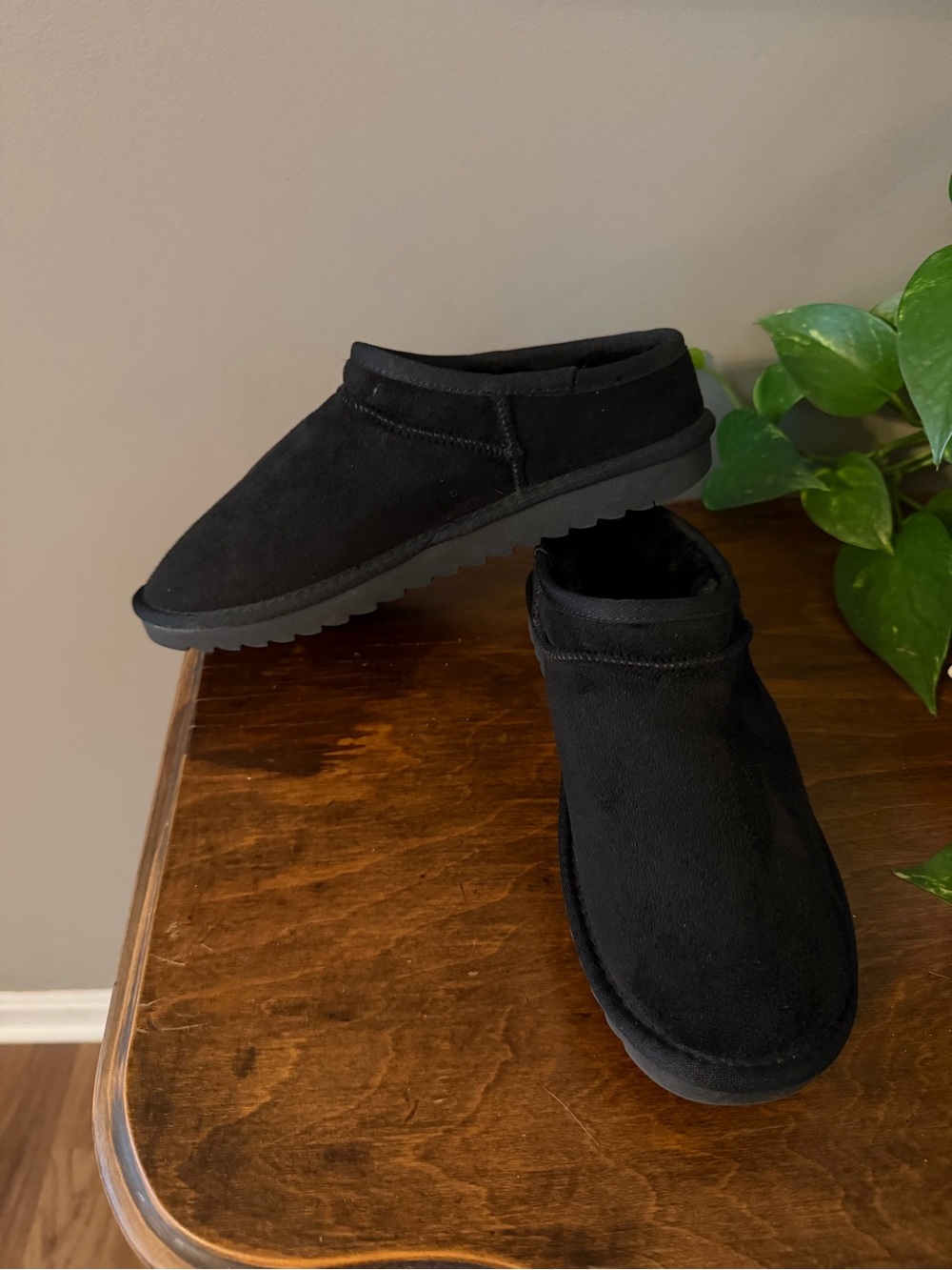Cushionaire Black Suede Mule Clogs - Classic Cozy Slip-On. 7.5
